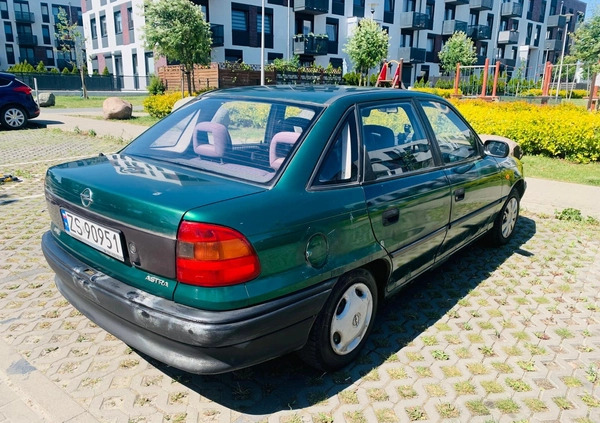 Opel Astra cena 2500 przebieg: 193959, rok produkcji 1998 z Kielce małe 67